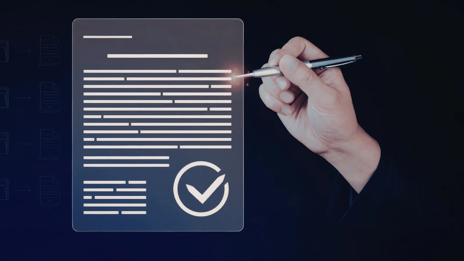 يد توقّع وثيقة عليها علامة صح